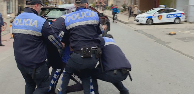 QËLLOI NË AJËR/ Çfarë iu gjet EFEKTIVIT të policisë në shtëpi pas ARRESTIMIT