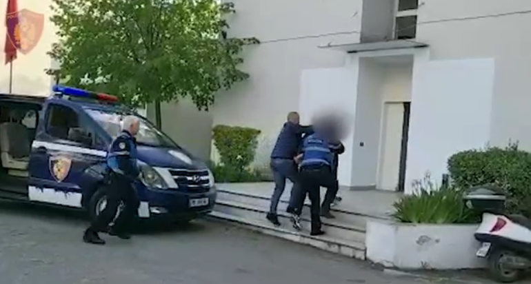 I THEU KËMBËN POLICIT PËR NJË GJOBË/ Del VIDEO e sherrit në Yzberisht. Autori doli nga lokali dhe…