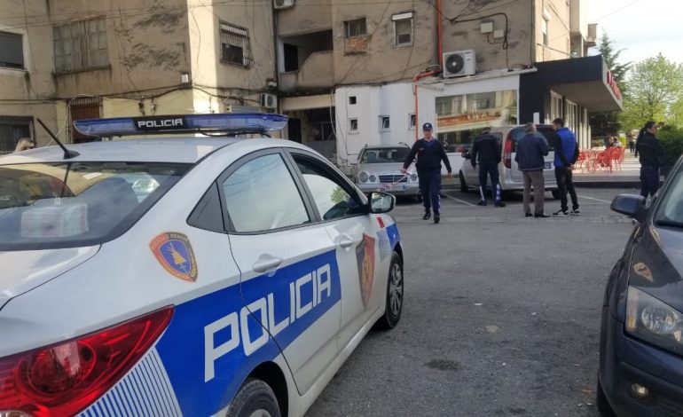 “PLAS” KEQ SHERRI NË KORÇË/ I riu godet me qytën e pistoletës 29-vjeçarin