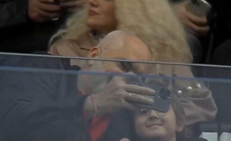 PIKANTE/ Rama me Zahon në tribunën e “Kukësi Arena”, momenti kur shkrep selfie me djalin e tij të vogël