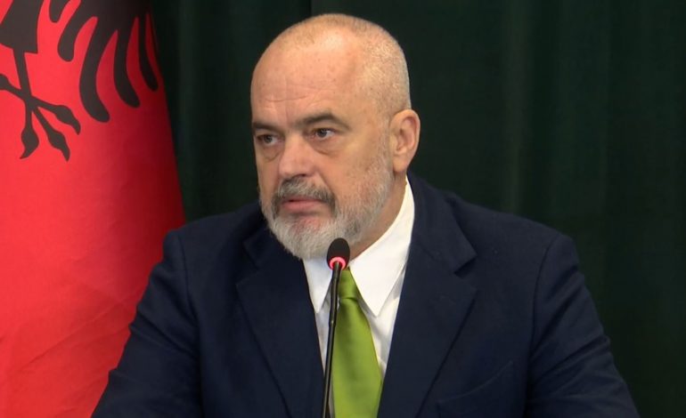 SOT PASHKËT/ Rama e nis ditën me një urim për besimtarët katolikë