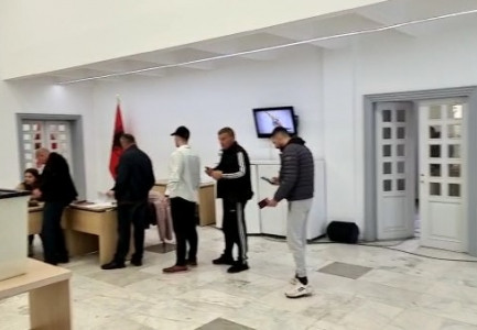 KOMISIONI I RITHEMELIMIT ZHVILLON ZGJEDHJET NË 14 DEGË/ Sali Berisha voton në selinë blu