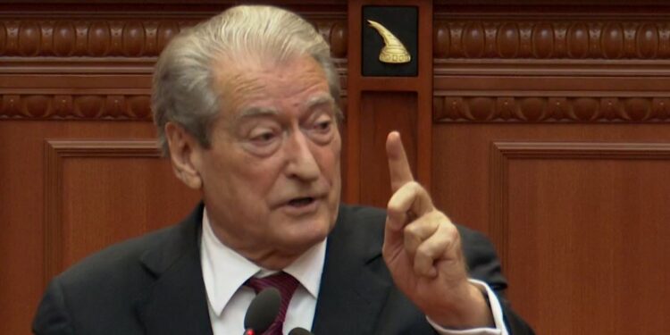 “PASAGJERËT PANË TMERR”/ Berisha: Rama, i vetmi kryeministër që nxirret me forcë nga avioni