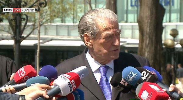 BASHA FTOI DREJTËSINË TA HETOJË/ Berisha: Pyeteni pse u kthye nga Roma dhe nuk shkoi në SHBA