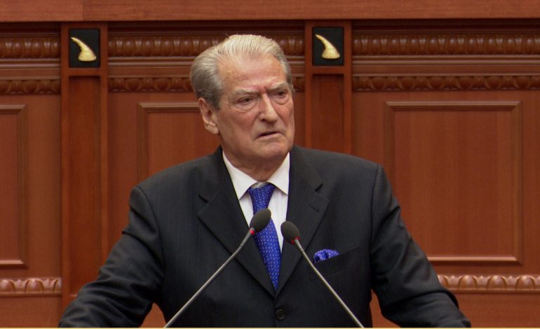 “RAMA, SHPRESË-VRASËSE”/ Berisha: Falangat e krimit ndërhyjnë në botën akademike! Kushi: Kur drejtuat ju piramidat…