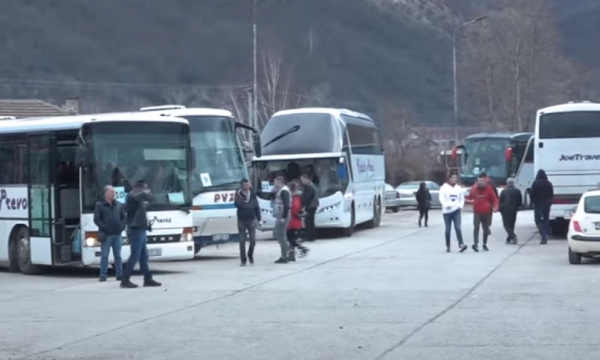 SOT VOTIMET/ Serbët e Mitrovicës së Veriut nisen me autobusë drejt Serbisë