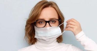 STUDIM: Njerëzit që mbajnë syze janë më pak të rrezikuar nga Covid-19