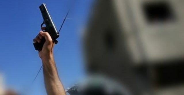 TË SHTËNA ME ARMË NË LEZHË/ Qëllohet një person! Policia drejt vendit të ngjarjes