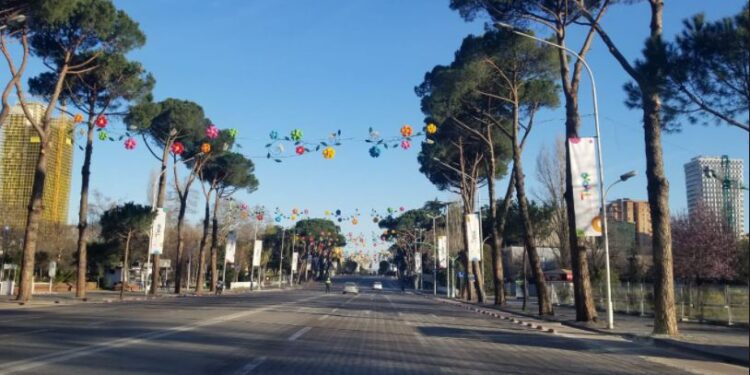 DITA PA MAKINA NË TRANË/ Si do të devijohet trafiku nga ora 09:00 deri në 15:00