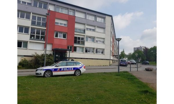 E RËNDË/ Çifti shqiptar sulmohen me thikë në banesën e tyre në Francë, ngjarja në sytë e 4 fëmijëve