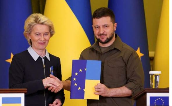 BE I OFRON UKRAINËS ANËTARËSIM TË SHPEJTË? Von der Leyen i dorëzon Zelenskyt pyetësorin për të marrë statusin e vendit kandidat