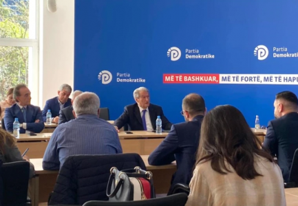 NJË DITË PAS DEBATEVE TË FORTA MES ALIBEAJT DHE BERISHËS/ Sot pritet të mblidhet Komisioni i Rithemelimit. Çfarë do diskutohet
