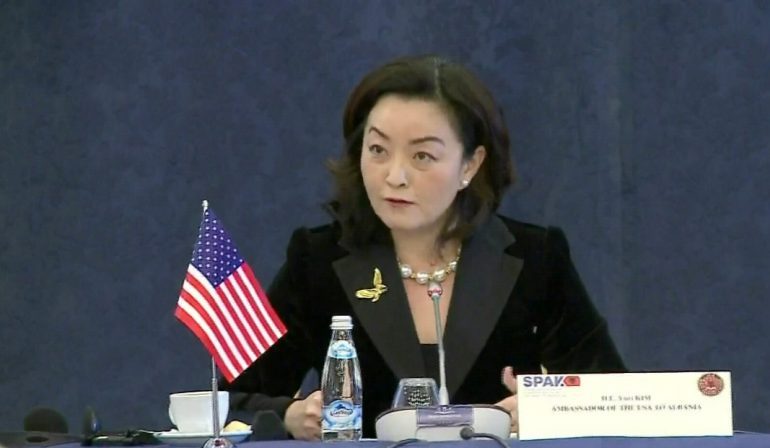 INCIDENTI BERISHA-ALIBEAJ/ Reagon Yuri Kim: Ditët e largimit të të tjerëve nga podiumi i përkasin të shkuarës