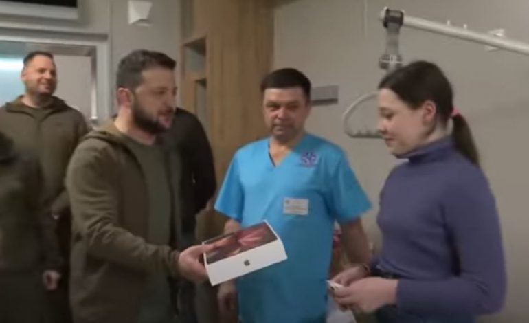 ZELENSKY VIZITË NË SPITAL/ U shpërndan iPad fëmijëve të mbetur jetimë nga sulmet e Putinit