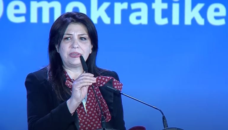 SALLA NGRIHET NË KËMBË/ Jozefina Topalli përlotet: Më latë pa fjalë