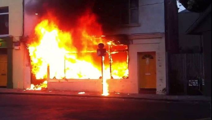 TYM E FLAKË/ Përfshihet nga zjarri kati i dytë i një biznesi në Tiranë
