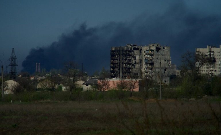 LUFTA/ Ukraina: Rusia vazhdon të bombardojë fabrikën e çelikut në Mariupol