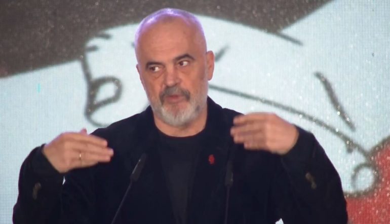 “SHTËPITË I GËZOJNË EDHE DEMOKRATET POR…”/ Rama batuta dhe premtime në Thumanë: S’është e largët dita kur të ktheheni në…