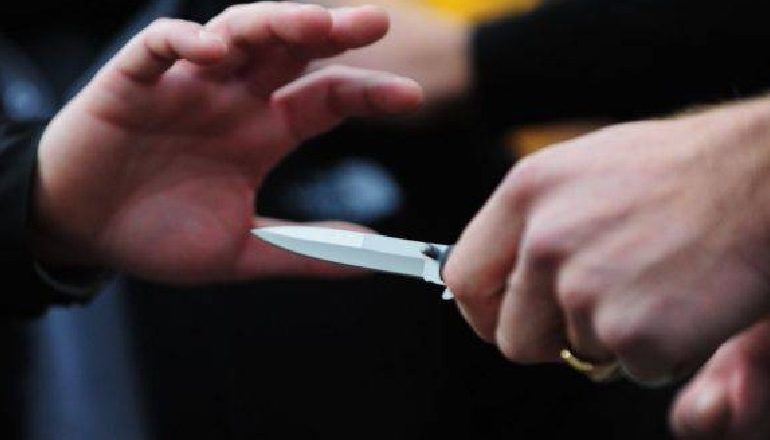 KAPET “MAT” 41-VJEÇARI NË TIRANË/ Plagos me thikë dy persona pas sherrit në lokal,