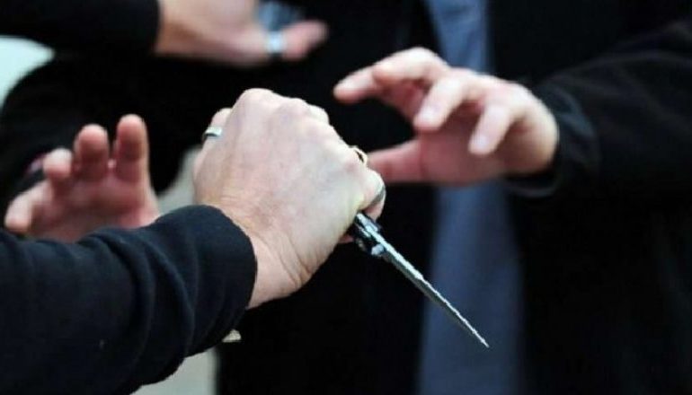 E RËNDË NË GREQI/ 2 makina i zënë pritë shqiptarëve dhe i sulmojnë me thika, rëndë njëri, tjetri…