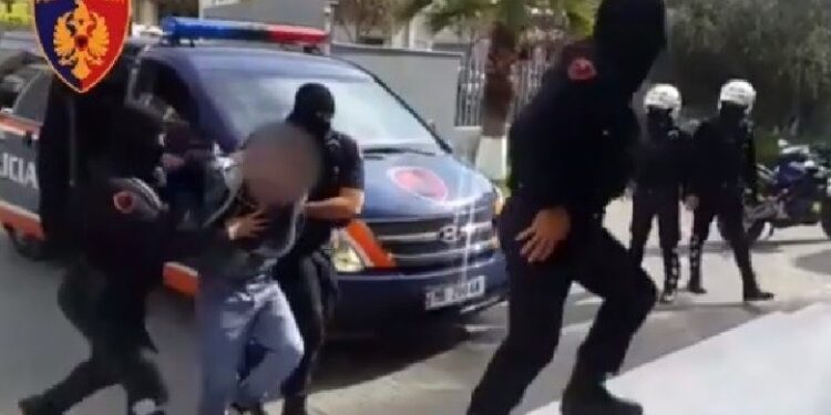 DHUNOI BABAIN DHE E BËRI PËR SPITAL/ Policia vendos në pranga 26-vjeçarin në Lushnje