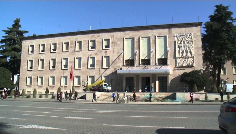 E FUNDIT/ Tenton të futet me dhunë në Kryeministri, i riu godet gardistin dhe…