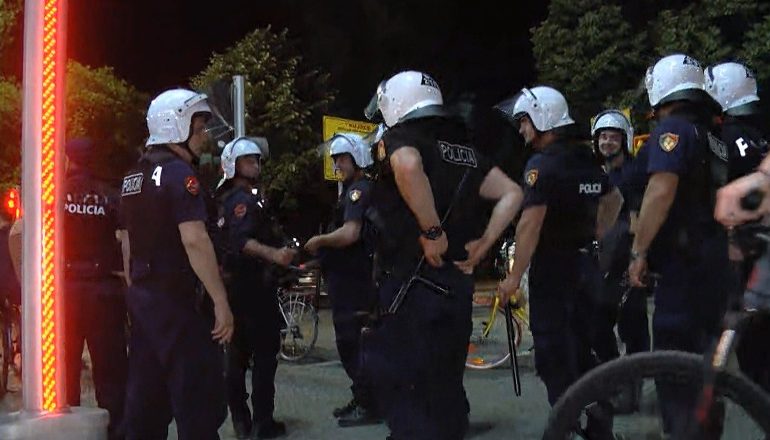 TRAZIRAT NË TIRANË/ Ka përplasje edhe pranë HOTELIT ku po qëndron ekipi i Feyenoord