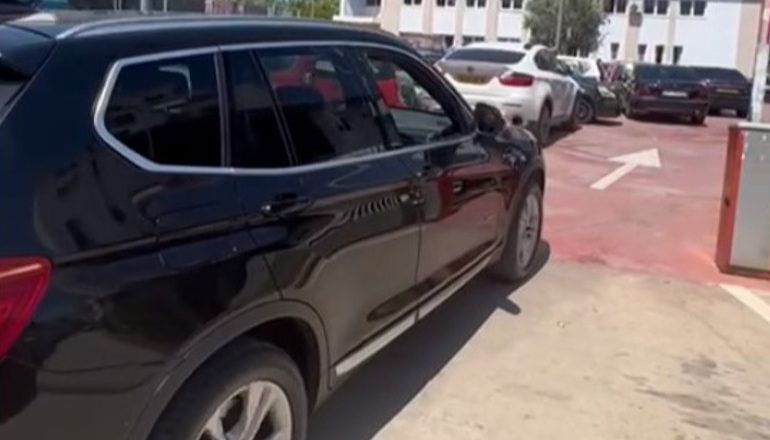 ÇUDIRA SHQIPTARE/ Pronari i BMW X3, rreth 2000 euro gjoba! I paguan për të marrë…
