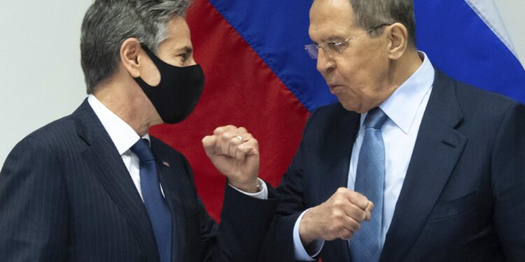 “RETORIKË E NDYRË DHE E RREZIKSHME”/ Blinken thirrje botës: Dënoni deklaratat e Lavrov