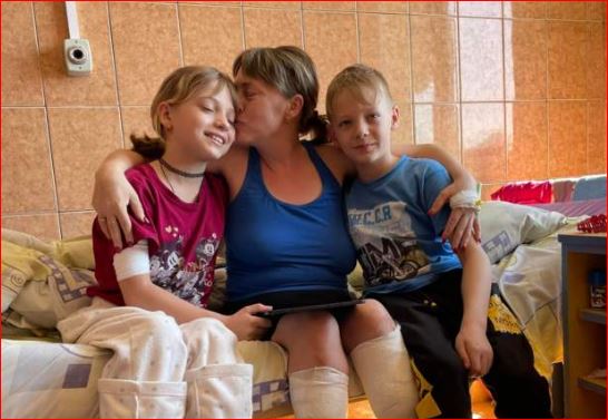 “MALLKOJ VETEN QË IKA TË MARR ÇAJ”/ Nënë e bijë humbin këmbët nga sulmi rus (FOTO)