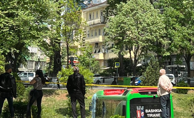Të gjithë SYTË tek autobusi MBI LANË! Si vendi i një aksidenti, u kthye në “atraksion turistik”