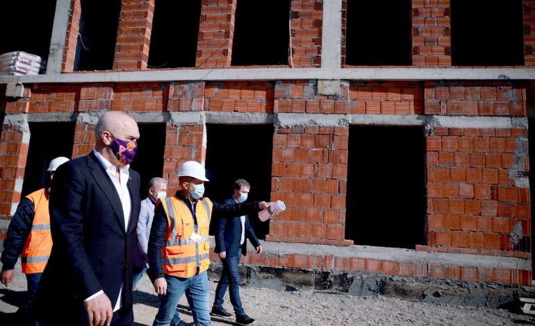 DITA NDËRKOMBËTARE E PUNTORËVE/ Rama publikon fotot: Falënderim për të gjithë njerëzit e punës…