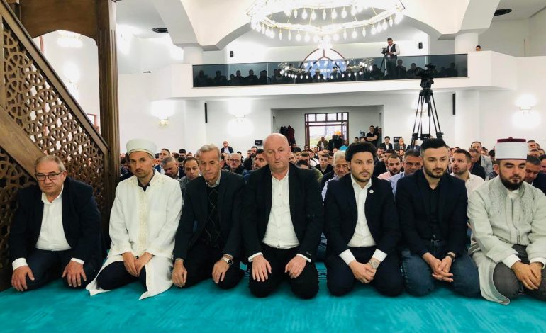FITER BAJRAMI/ Dritan Abazoviç fal namazin në xhaminë e Ulqinit (FOTO)