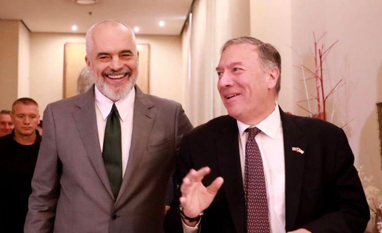“FOLËM PËR…”/ Shtrëngime duarsh dhe të qeshura, Rama zbardh takimin me ish-sekretarin Amerikan të Shtetit, Pompeo