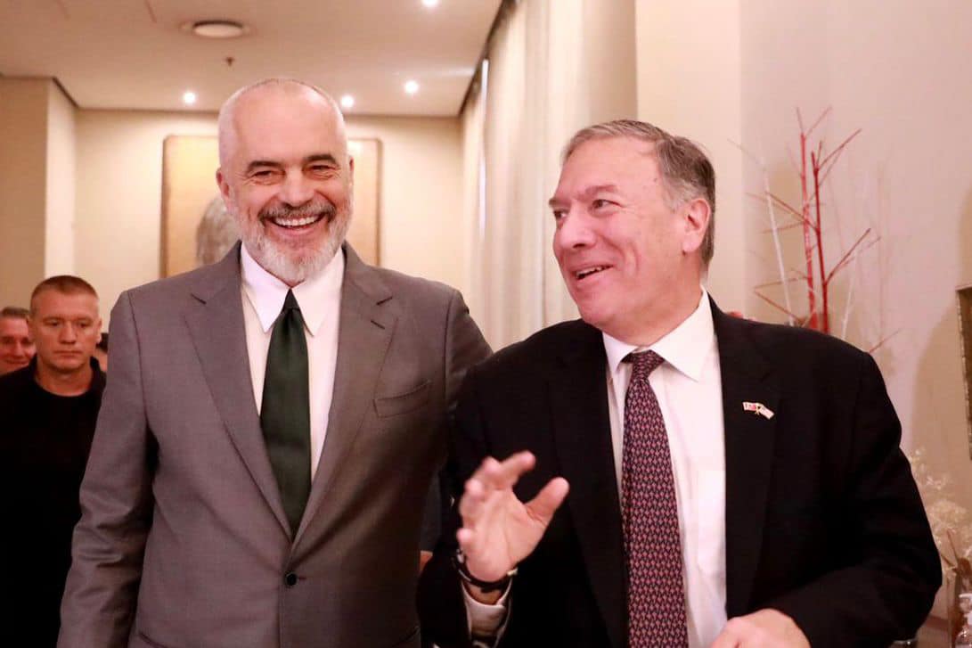 "FOLËM PËR..."/  Shtrëngime duarsh dhe të qeshura, Rama zbardh takimin me ish-sekretarin Amerikan të Shtetit, Pompeo