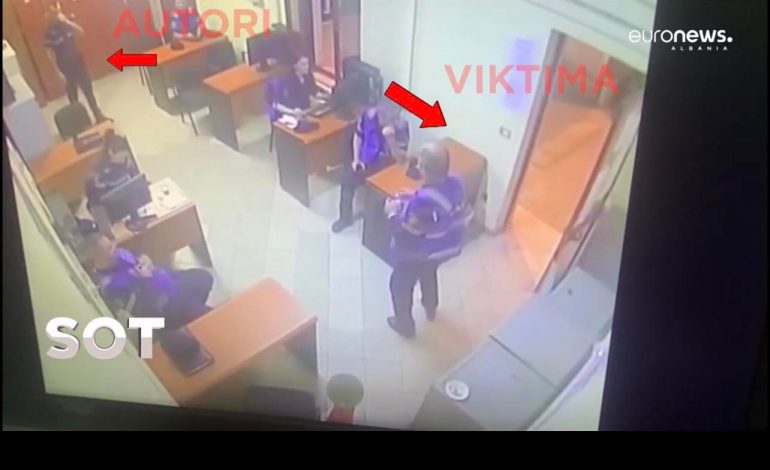 DEL VIDEO! Momenti kur efektivi qëllon për vdekje kolegun brenda komisariatit. Viktima TENTON të…