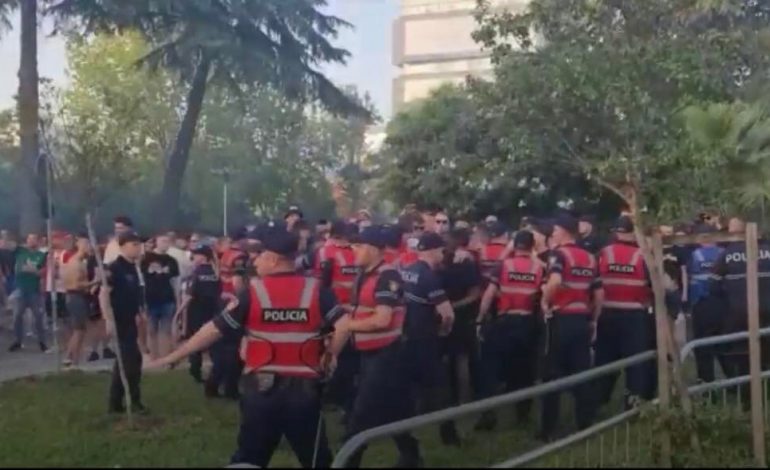 MOMENTE TENSIONI/ Ultrasit përplasen me policinë, pranga një tifozi holandez