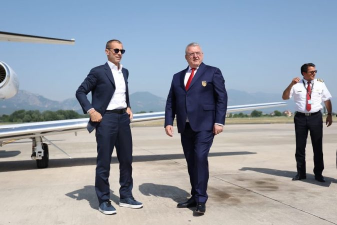 FOTOLAJM/ Presidenti i UEFA dhe legjenda Boban zbarkojnë në Shqipëri, i mirëpret Duka