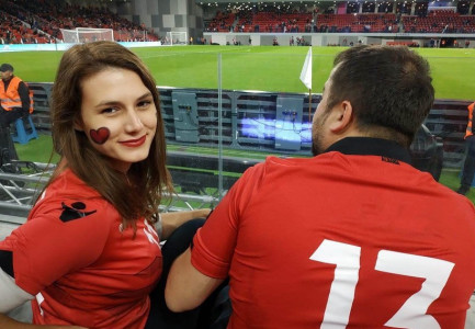 BORA MUZHAQI NË STADIUM PËR TË PARË FINALEN/ Kujton humbjen e parë të Shqipërisë kur u inaugurua “Air Albania”!