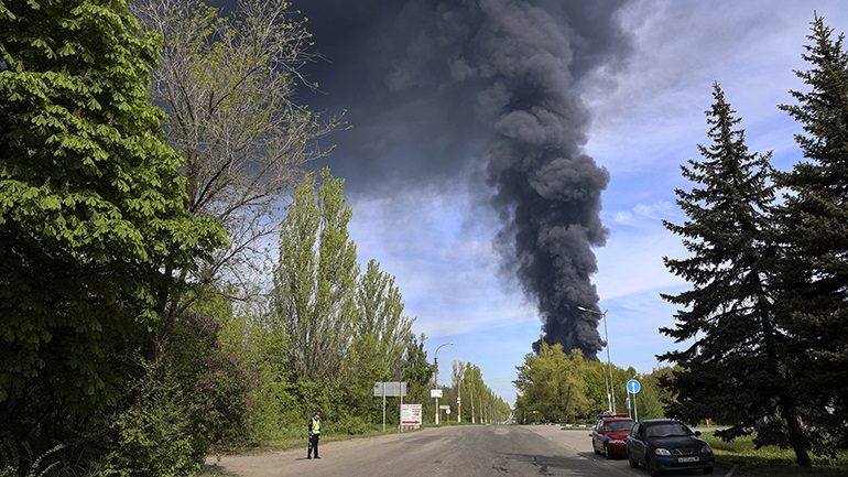 AKSIDENT TRAGJIK ME 26 TË VDEKUR NË UKRAINË/ Autobusi përplaset me autobotin dhe makinën, shpërthejnë në flakë