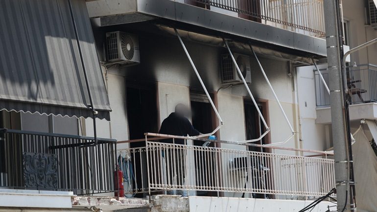 NGJARJE SHOKUESE/ Djali vret nënën me thikë dhe i vë flakën banesës, fqinjët: Dëgjuam se po ziheshin…