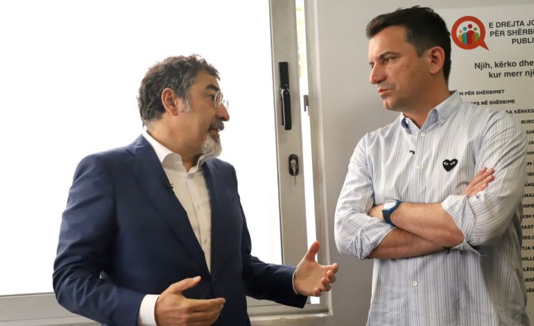 “95% E PRODUKTEVE JEPEN ONLINE…”/ Çuçi e Veliaj inspektojnë sportelet e mbyllura të Gjendjes Civile