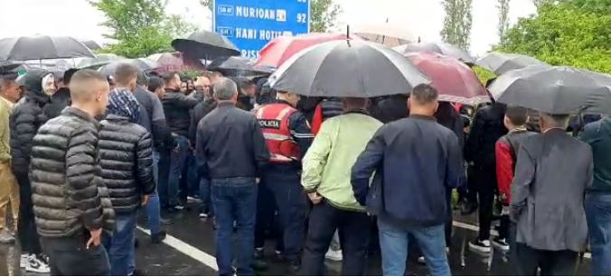 KTHIMI I RRUGËS SË RINASIT ME NJË SENS/ Banorët ngrihen në protestë: Duam tre orë të çojmë të vdekurin në varreza