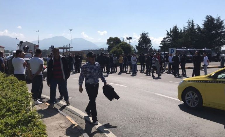 BANORËT E RINASIT SËRISH NË PROTESTË/ Bllokojnë rrethrrotullimin pranë aeroportit “Nënë Tereza”. Fëmijët bojkotojnë mësimin