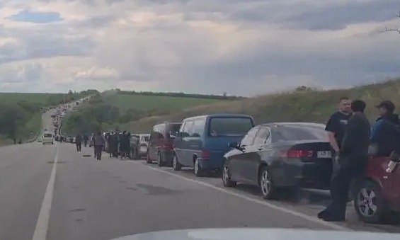 LUFTA/ Forcat ruse po bllokojnë mbi 1000 makina nga evakuimi në Zaporizhzhia