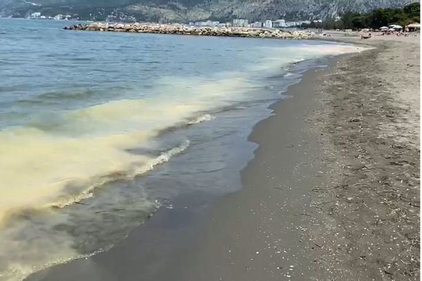 E PAZAKONTË NË SHËNGJIN/ Bregdeti mbulohet nga pluhuri i verdhë