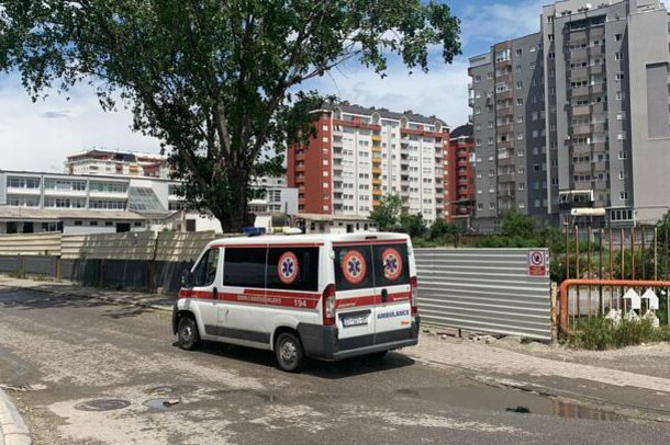 ÇFARË NDODHI? Alarm për bombë në një shkollë në Prishtinë, policia evakuon nxënësit dhe mësuesit
