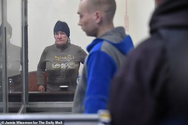 “LËRENI TË KALBET NË BURG”/ 21-vjeçari i vrau burrin, e veja ukrainase “sy më sy” me ushtarin rus në gjyq