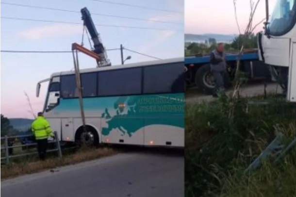 MOMENTE TMERRI NË JANINË/ Shoferit i bie të fikët në timon, autobusi përfundon jashtë rrugës