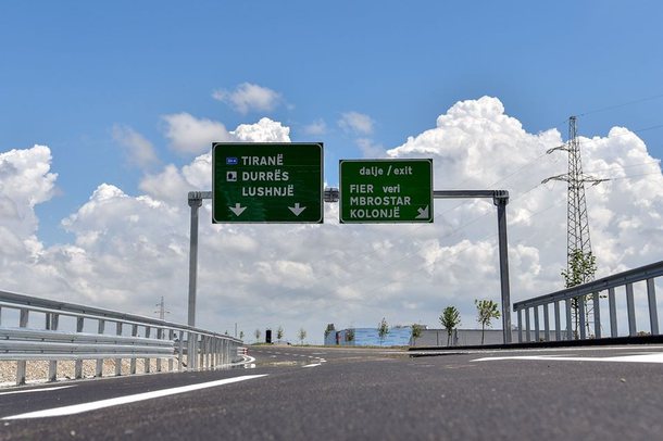 E RËNDË NË VLORË/ 19-vjeçari përplas kalimtarin në autostradë, e lë të vdekur në vend